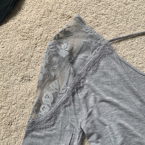 Set of 2 stunning AE tops - Picture 3 of 5